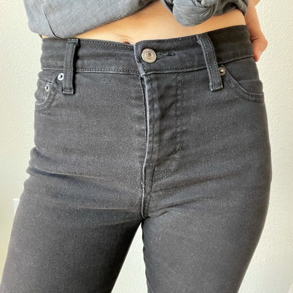 Levi’s Wedgie Skinny in black - Picture 2 of 8